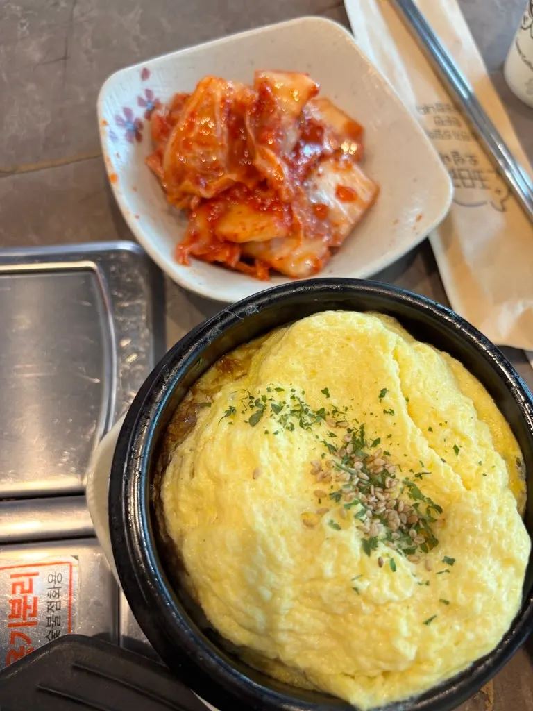 세트에 포함된 계란찜과 김치