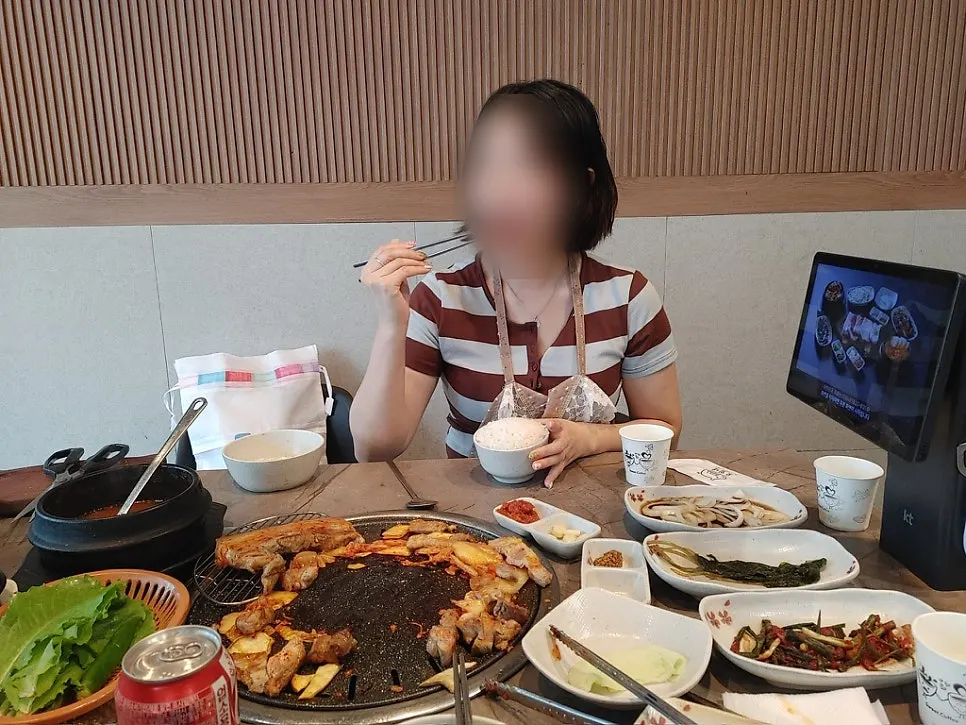세트에 포함된 냉면과 사이드