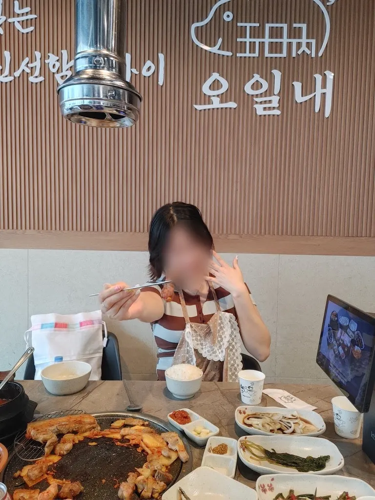 불판에서 익는 한돈암퇘지 삼겹살