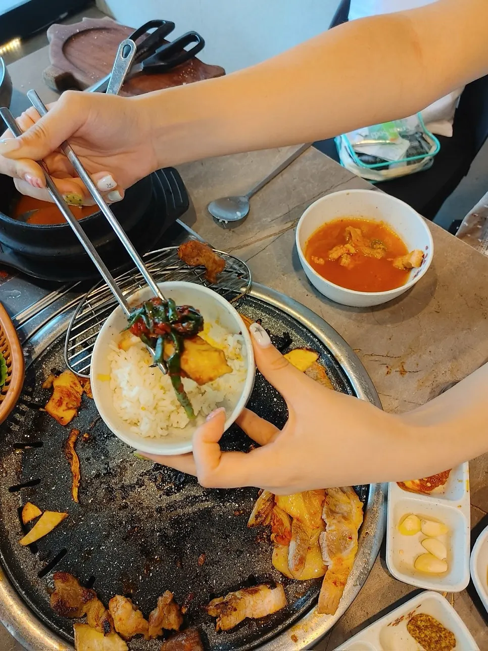 구워진 고기 한 점 집어 든 모습