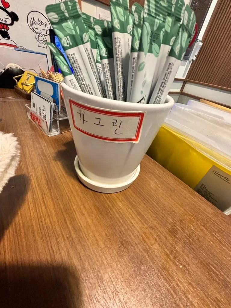 카운터에 진열된 야구 포토카드