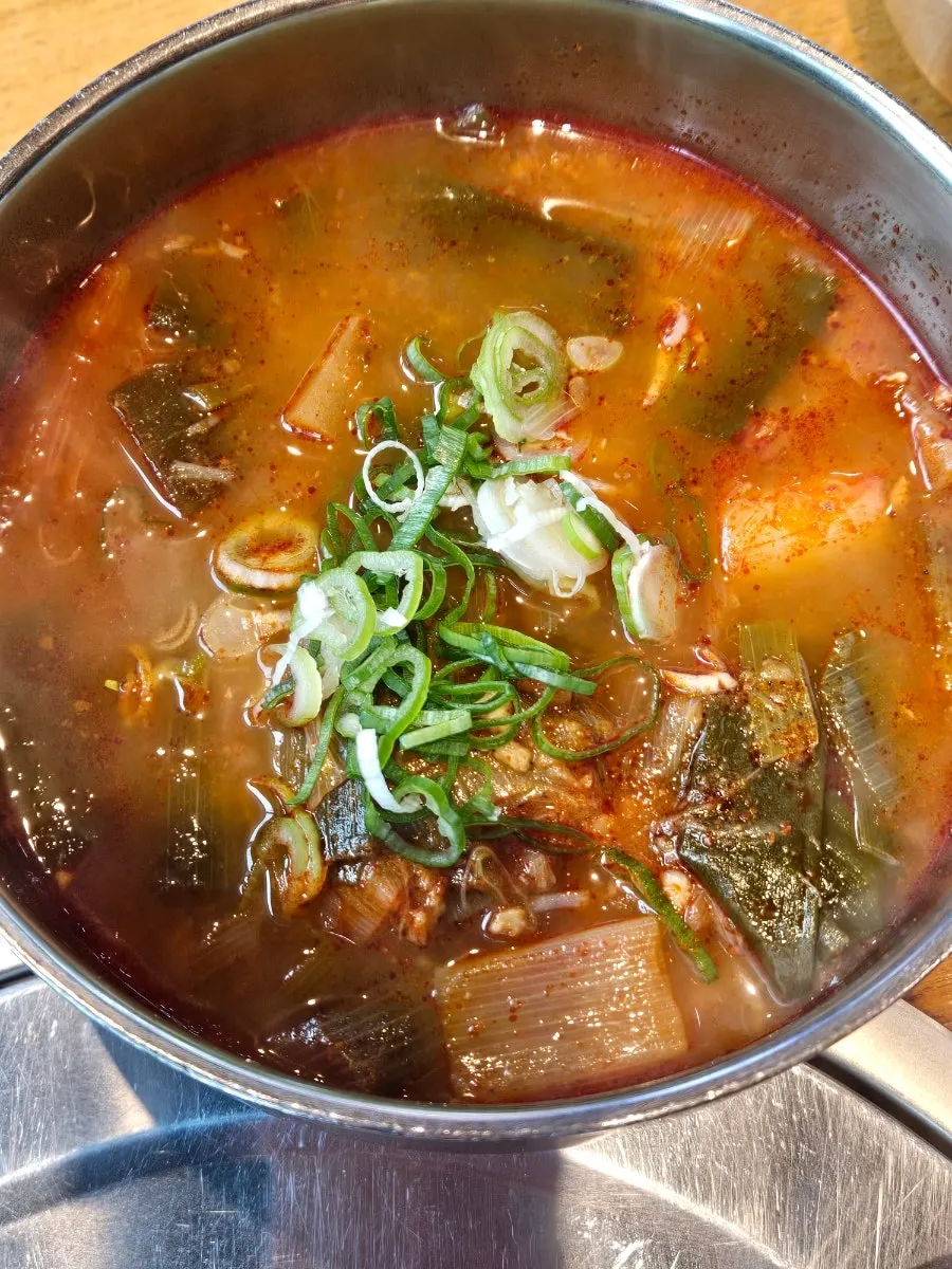 채 썬 오이와 함께 나온 회무침