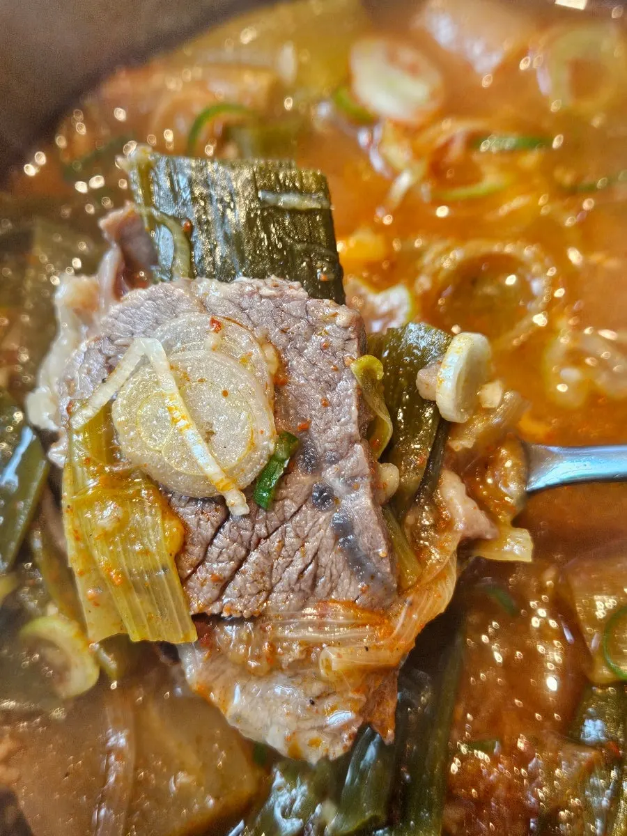 매장 입구 쪽 셀프바와 밑반찬