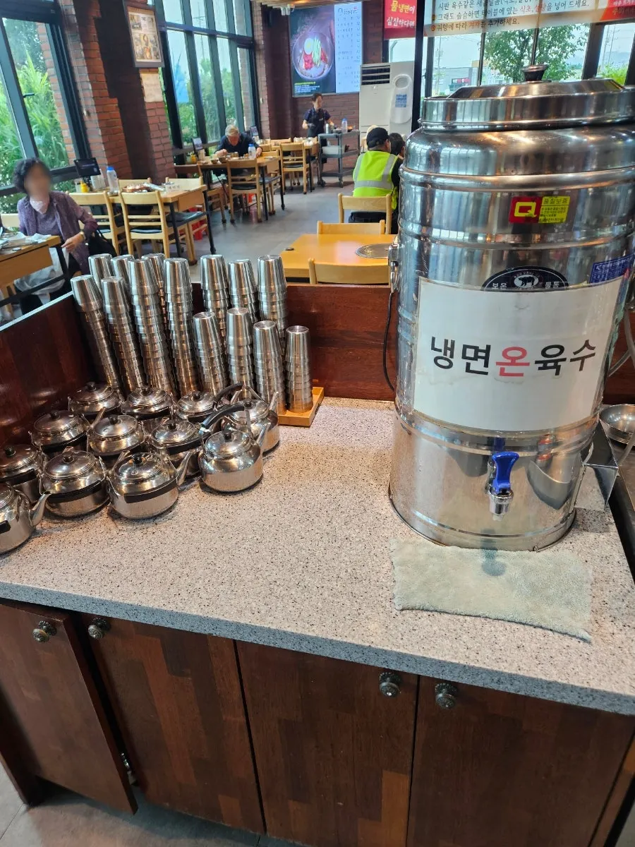 직접 담근 백김치와 깍두기 셀프바