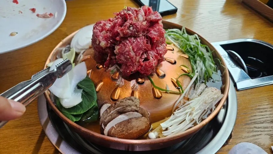 Dongchimi and shredded scallion side dishes