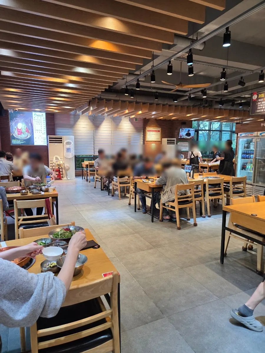 셀프바 온육수와 반찬 코너