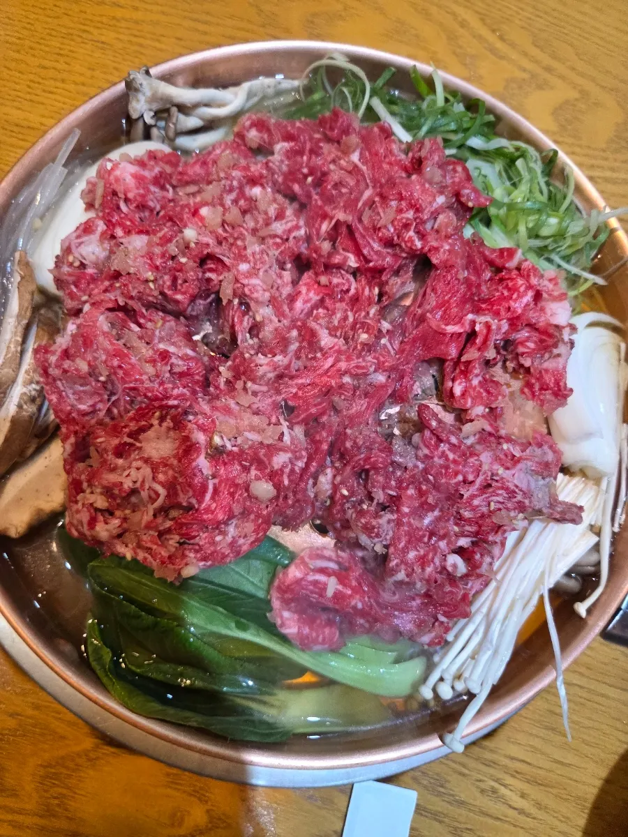 청포묵무침을 포함한 밑반찬 접시