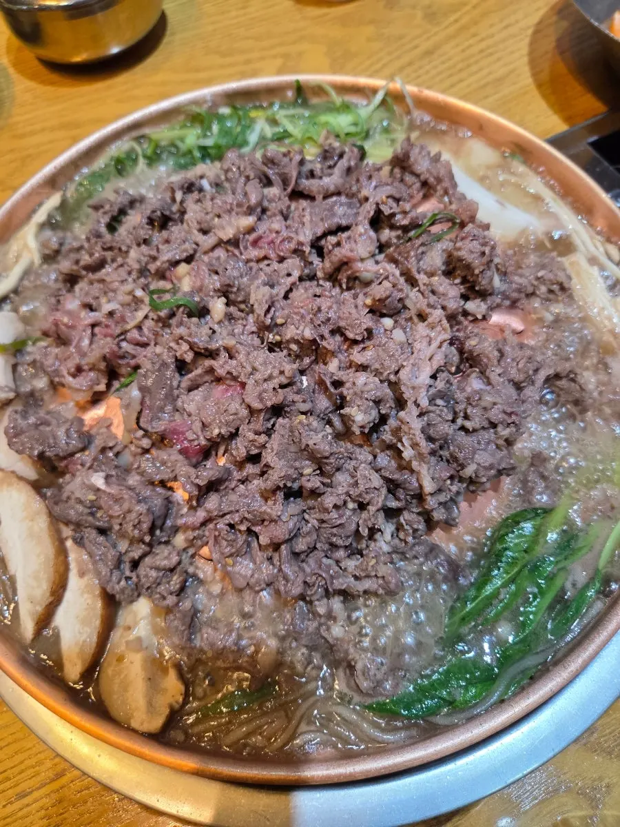 다진마늘을 올린 한우생불고기 클로즈업
