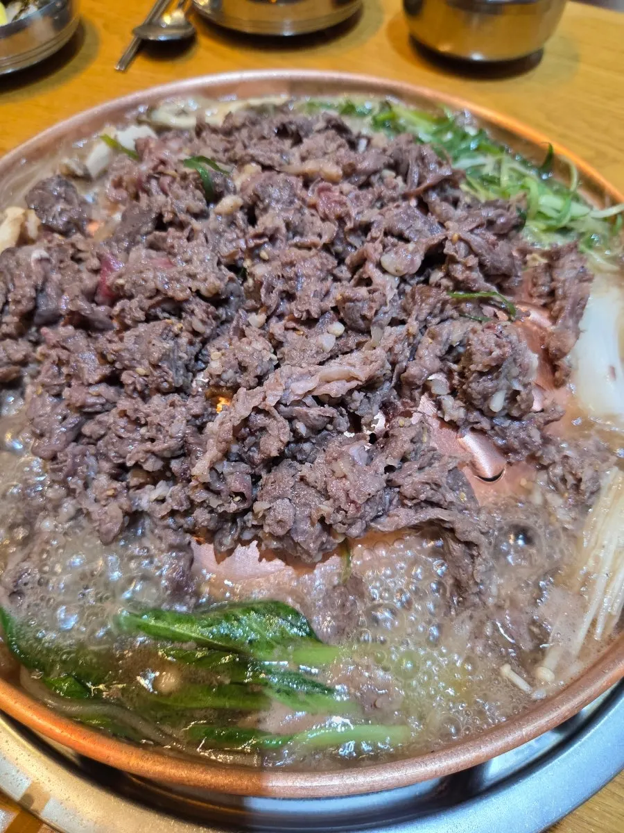 가운데 불판과 가장자리 육수가 있는 특별한 불판
