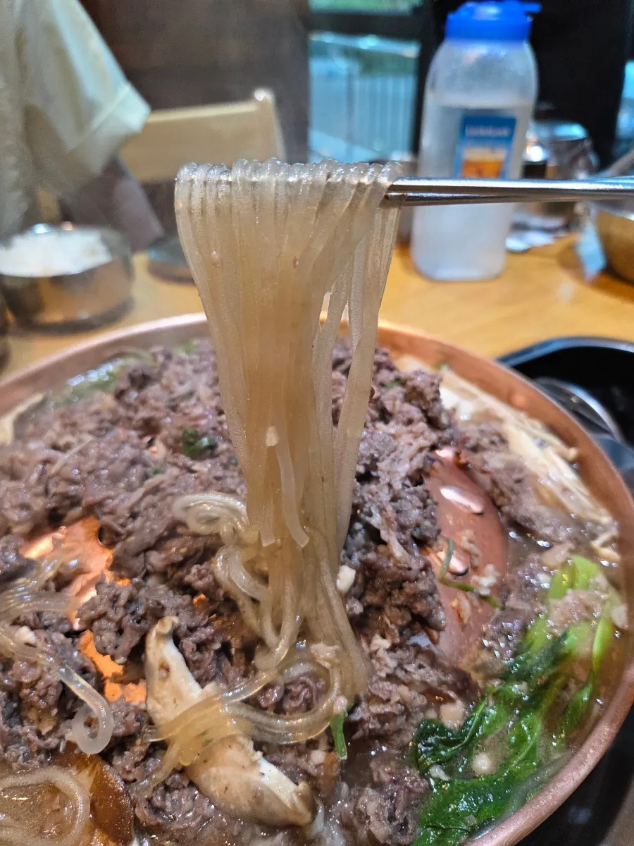 불판에 잘 익은 한우생불고기