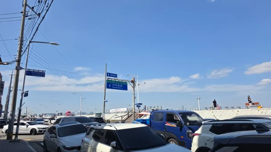 View around the public roadside parking along the Oido seaside road