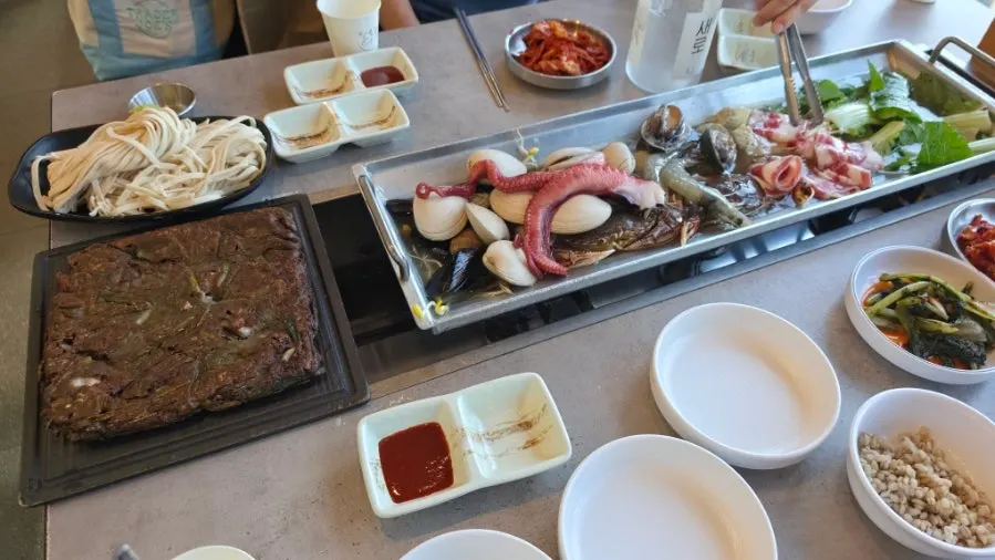 Pot boiled again with kalguksu noodles added after eating the seafood