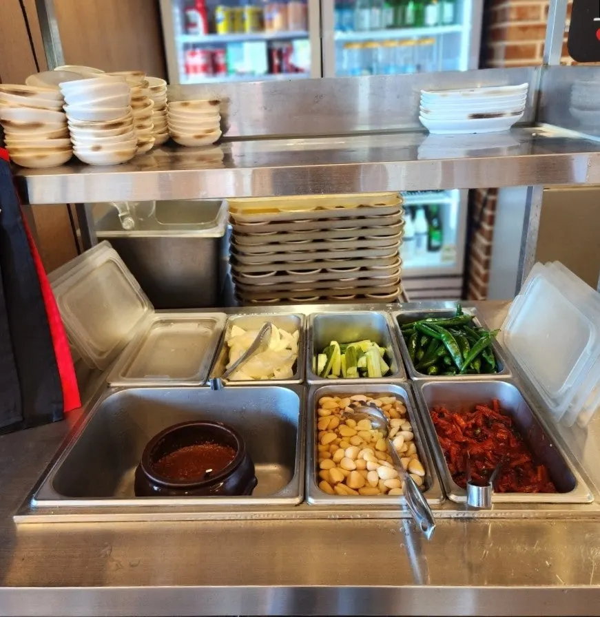 Self-serve corner for side dishes