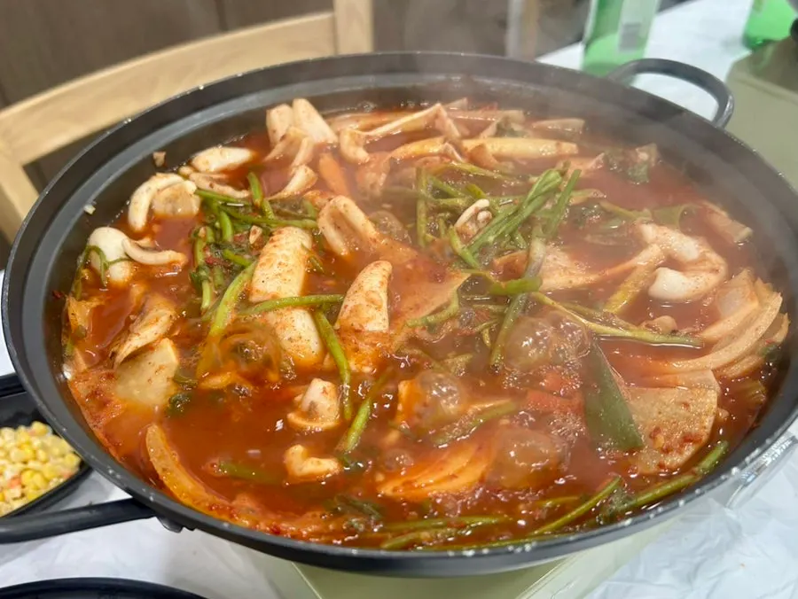 큼직하게 부쳐 나온 미나리 오징어전