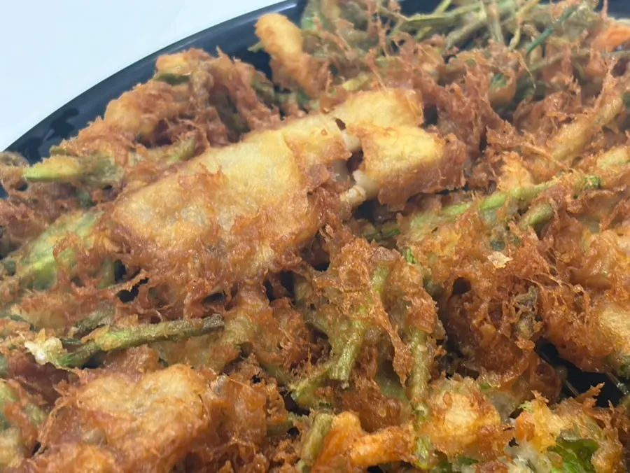 イカ炒めのタレにつけて食べるミナリチヂミ