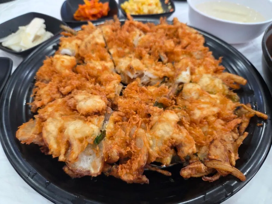 두툼하게 튀겨진 야채오징어전