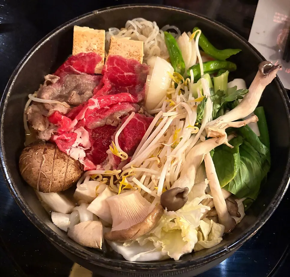 주물팬에 야채와 버섯을 올린 스키야키 초반 조리