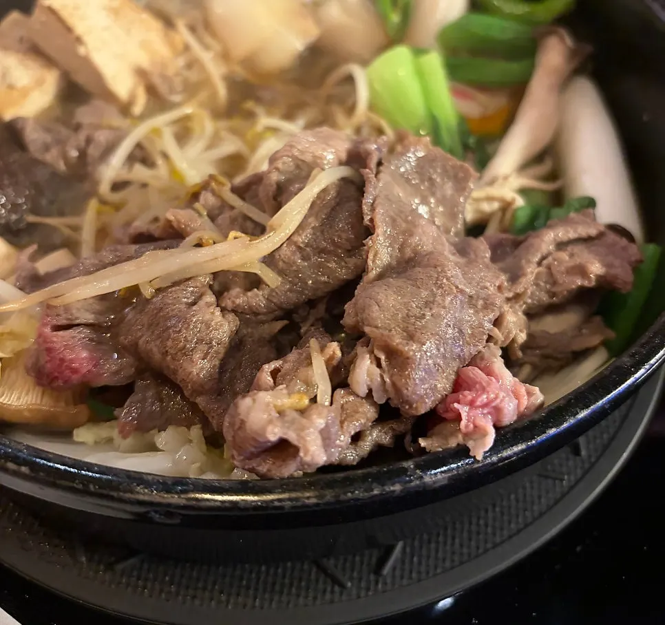 날계란 노른자에 찍은 스키야키 고기