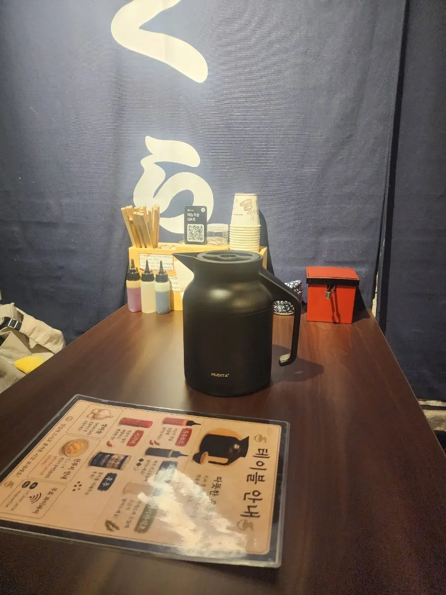 자가제면 안내가 있는 매장 한켠