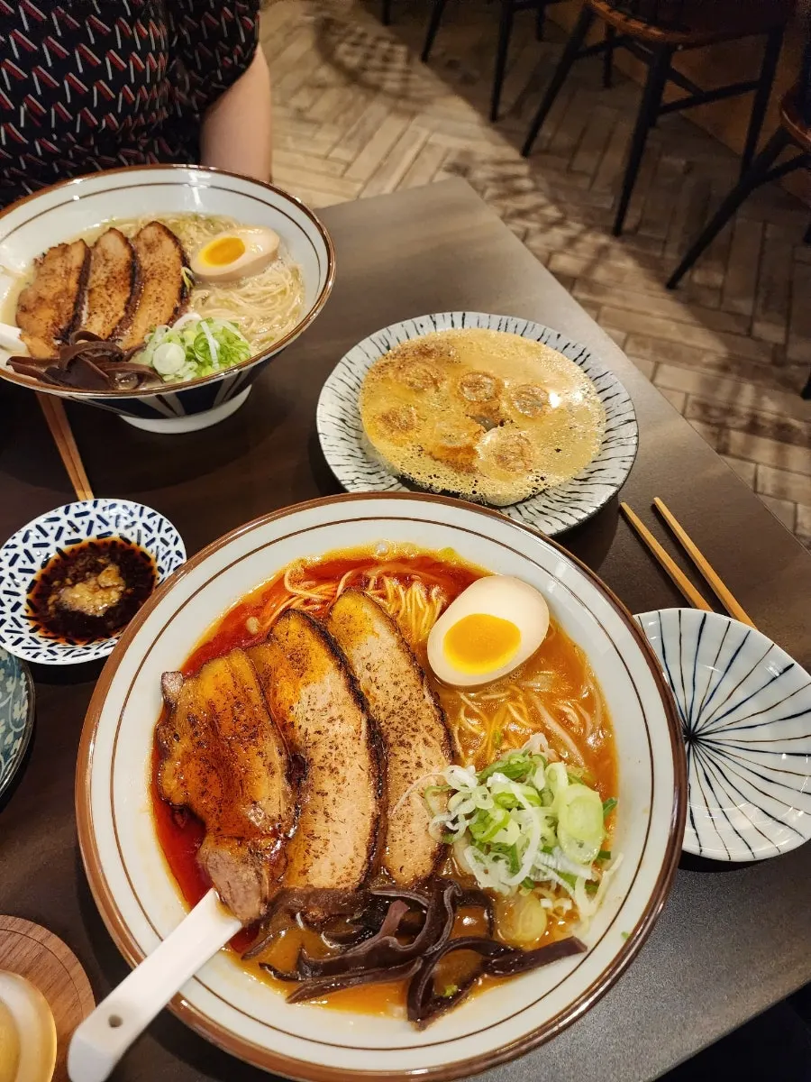 테이블에 차려진 라멘 두 그릇과 교자