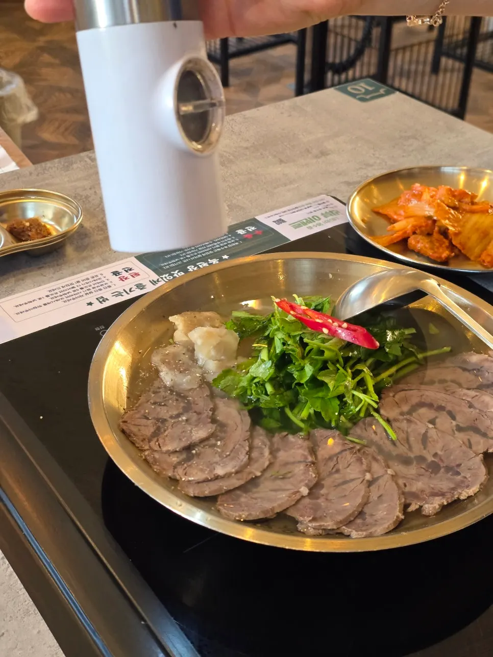 동그란 냄비에 담겨 나온 수육전골