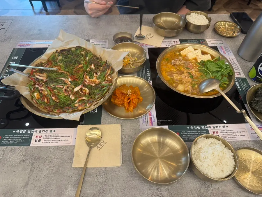 味噌鍋のスープとご飯