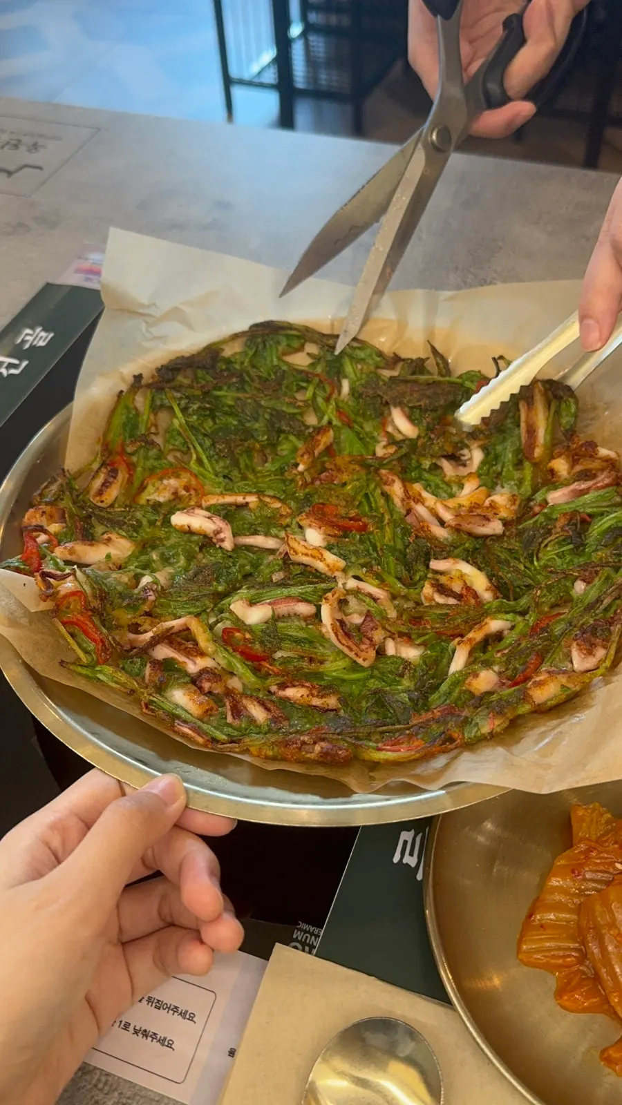 薄く焼いたイカとセリのチヂミの一皿