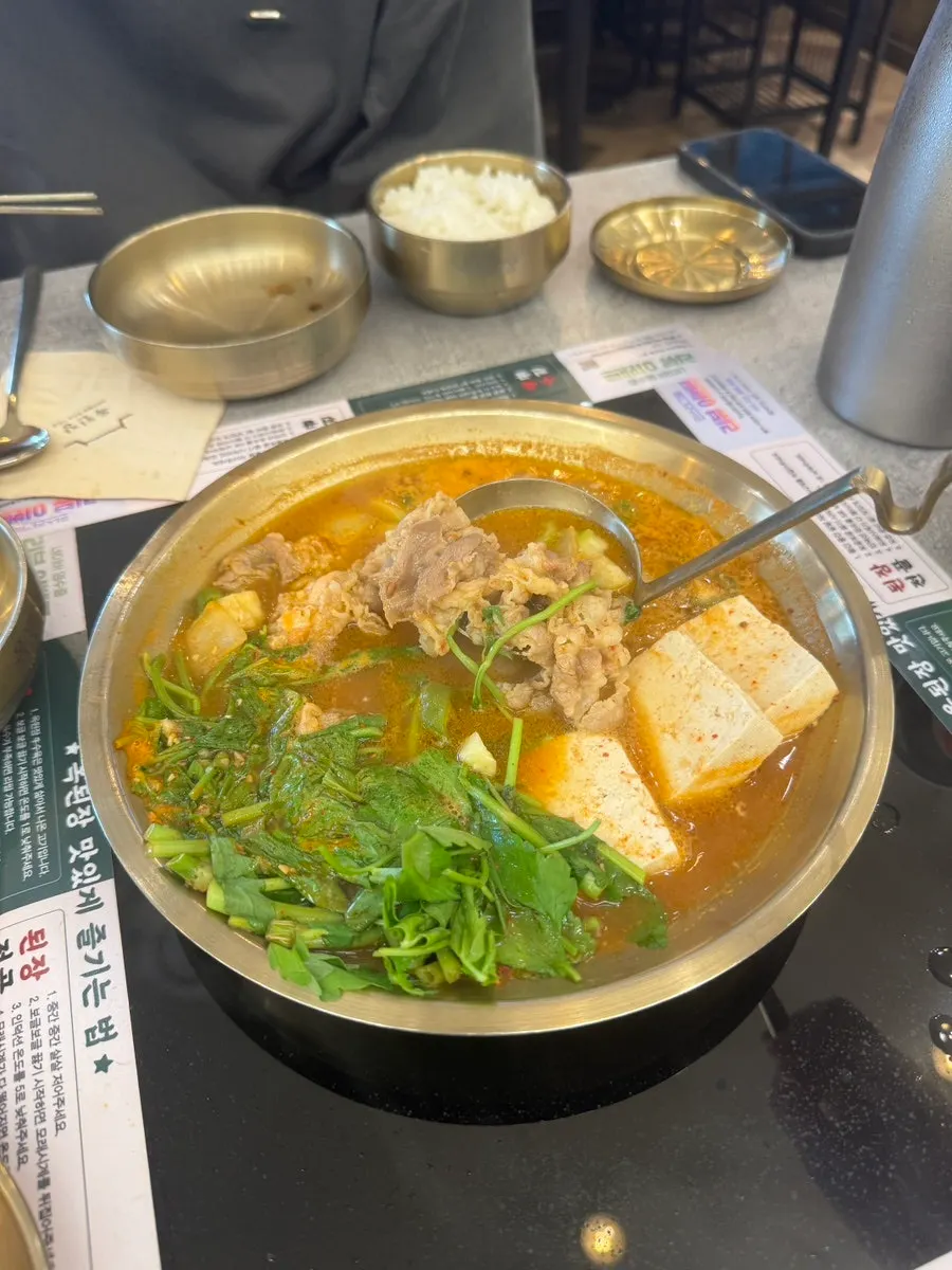 ガーリックソースにつけたイカとセリのチヂミ