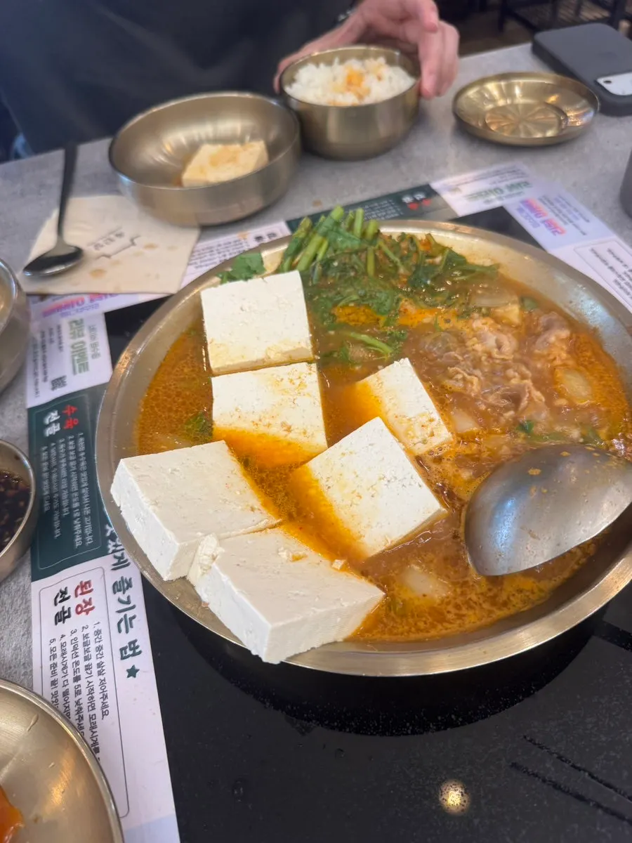 味噌鍋とチヂミを一緒に並べた食事