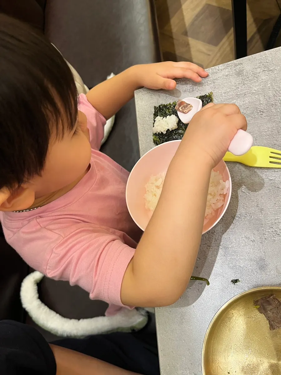 아이 식기와 김이 놓인 테이블