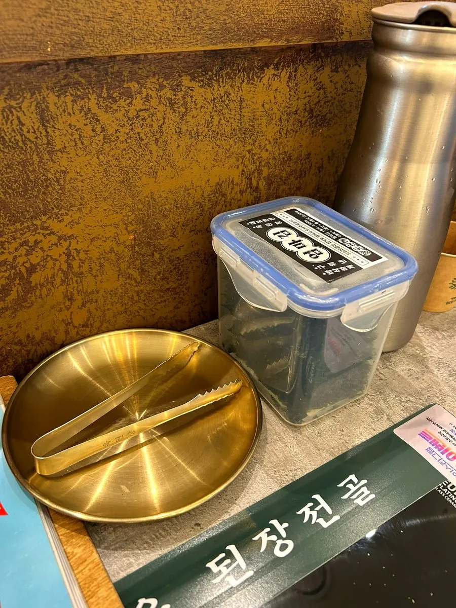 Umma gim tin placed at each table