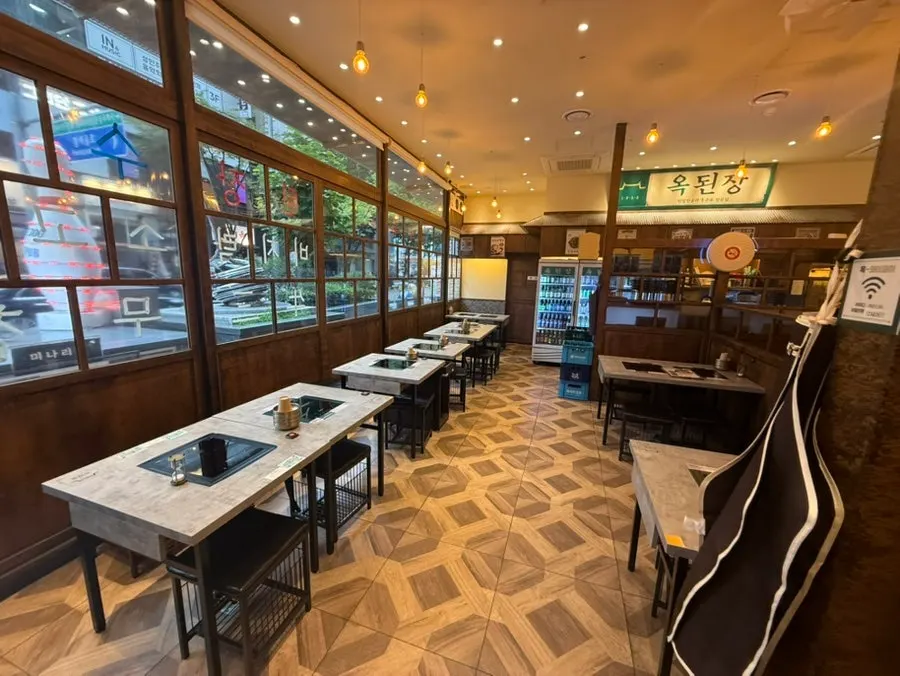 Wide view of the spacious dining hall at Okdengjang Seohyeon Branch