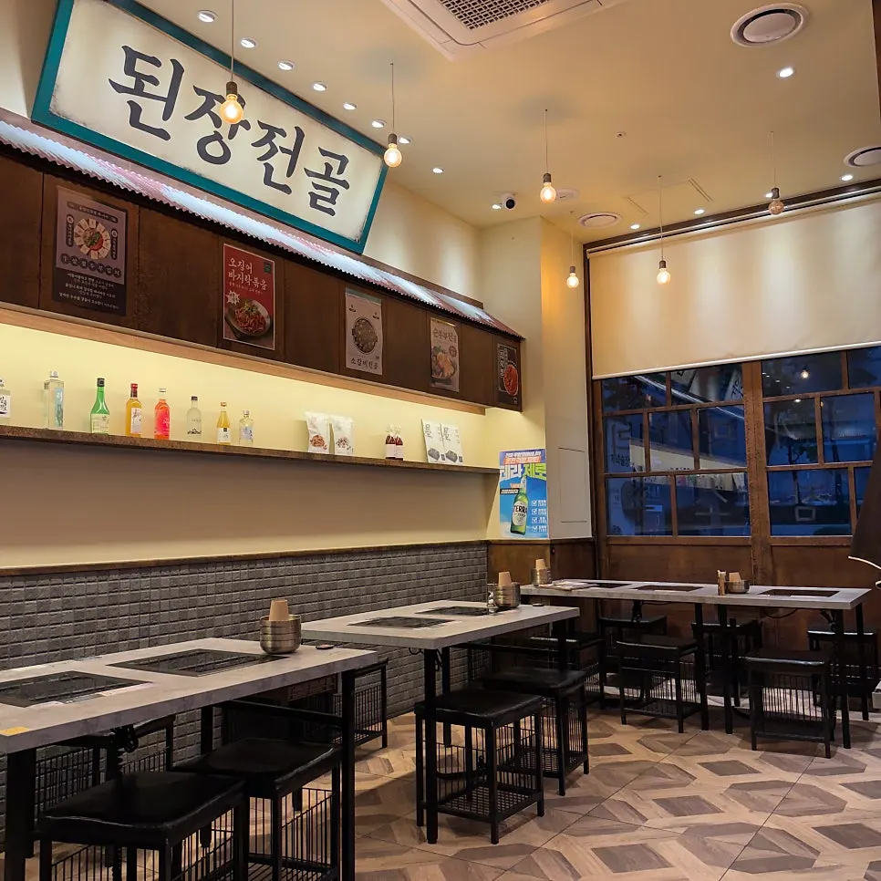 Interior of Okdengjang Seohyeon Branch with a hanok feel