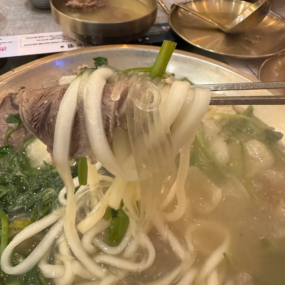 Kalguksu noodles added into the boiled pork hot pot