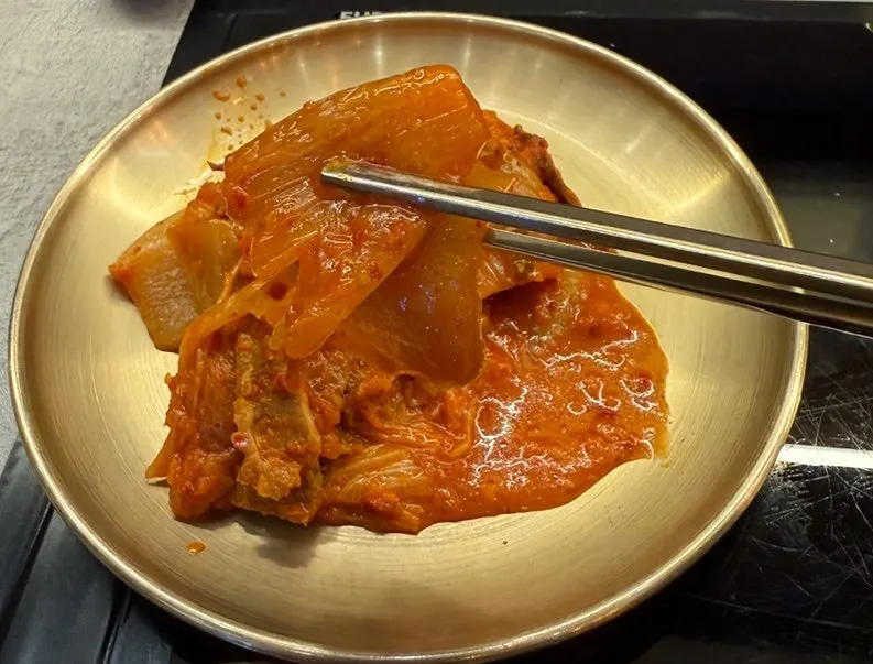 기본 반찬으로 나온 파김치