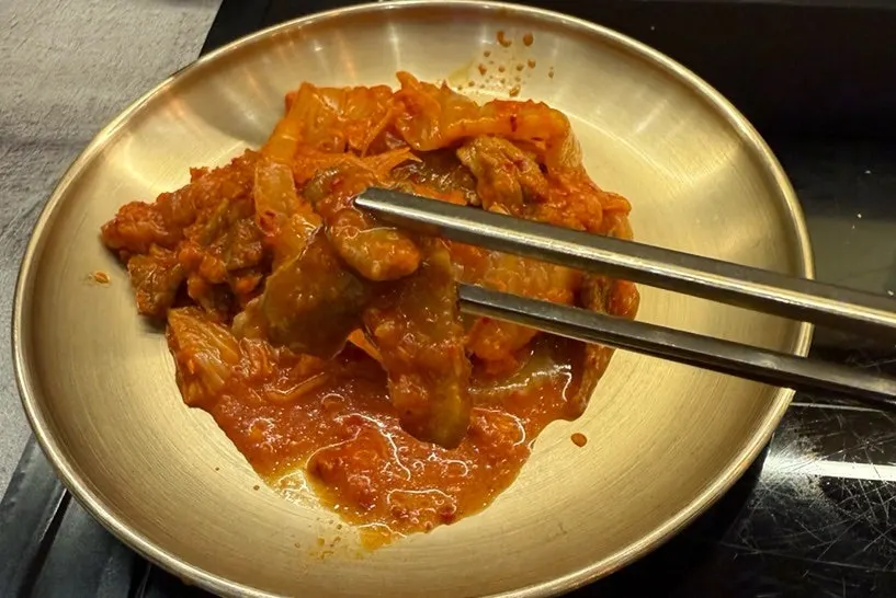 돼지고기와 함께 볶은 볶음김치