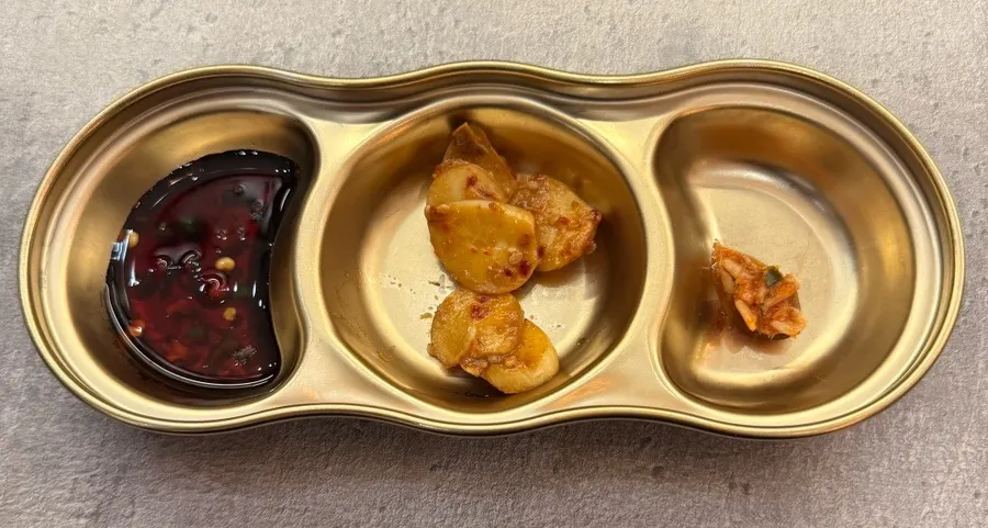 간장 소스와 새우젓, 마늘 장아찌