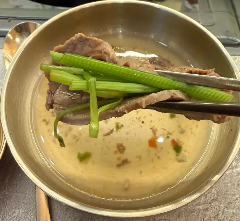 얇게 썰린 아롱사태와 미나리