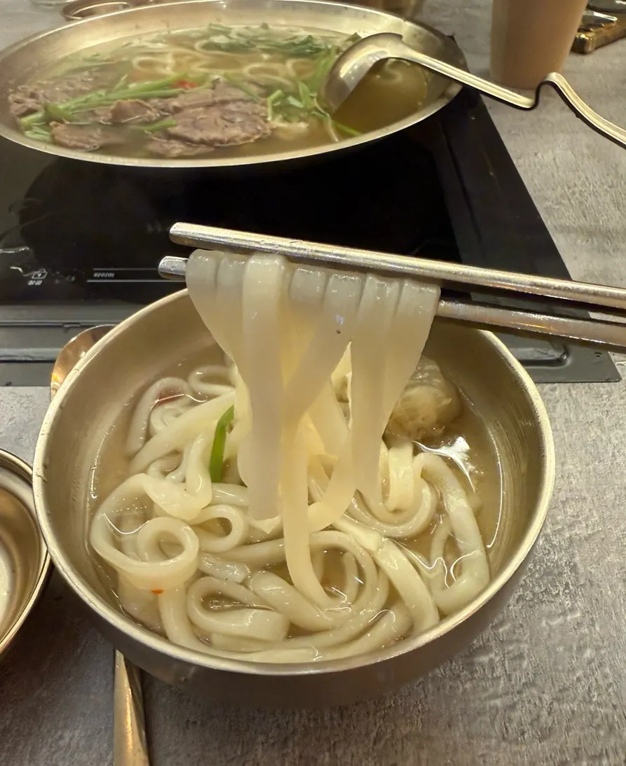 전골에 넣은 칼국수 사리