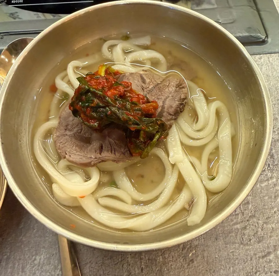걸쭉해진 전골 국물과 칼국수