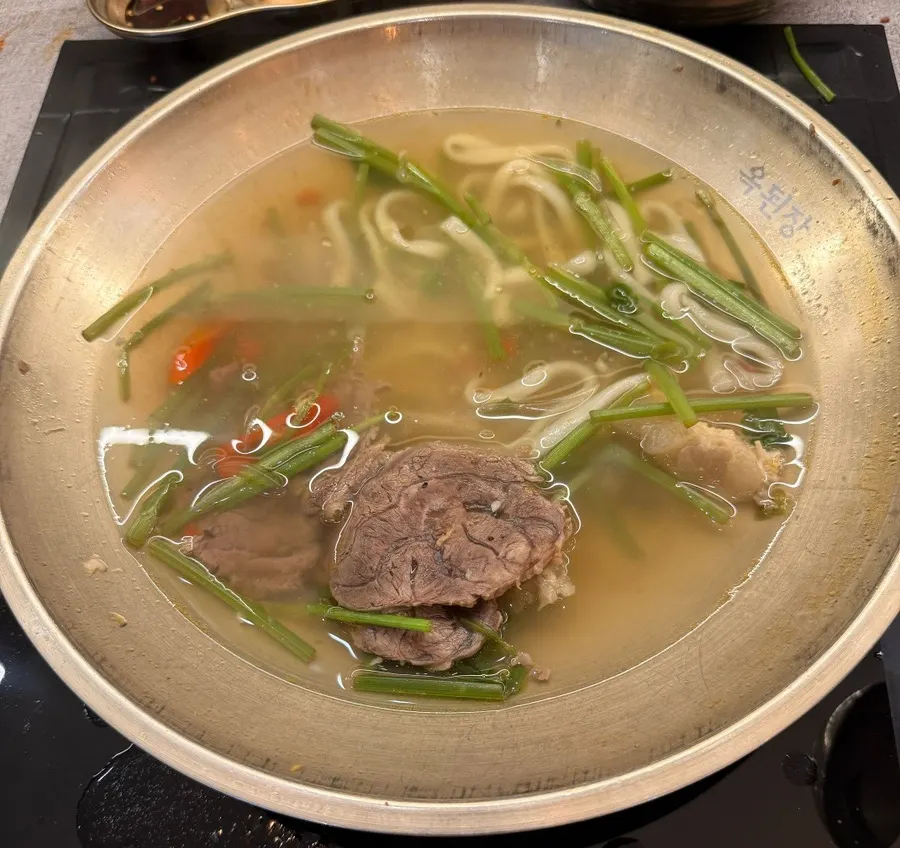파김치를 곁들인 칼국수 한 그릇