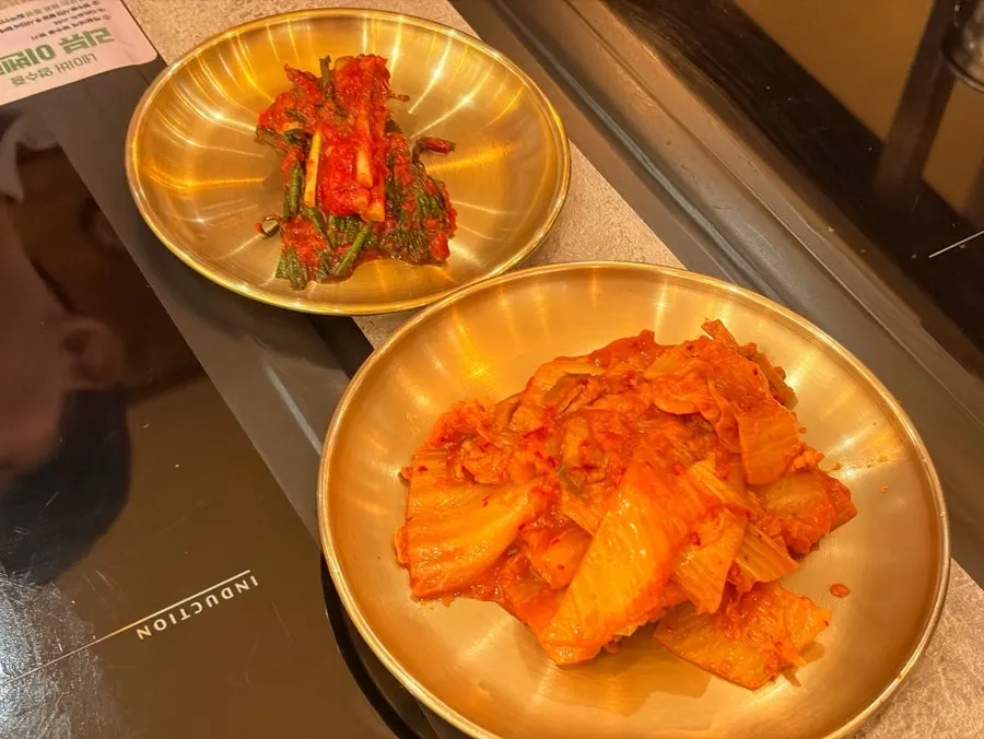 테이블에 놓인 안내와 기본 세팅
