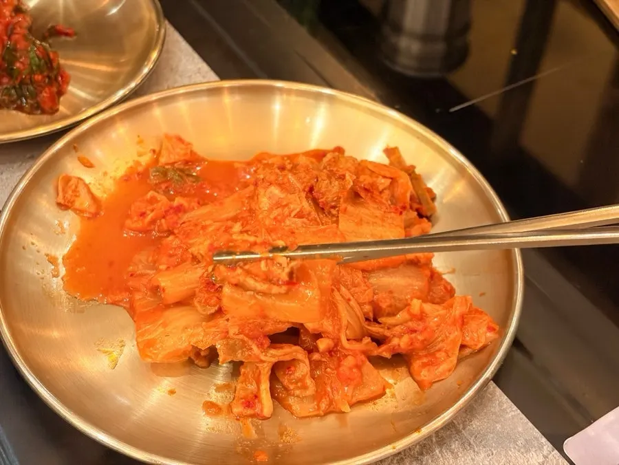 기본 반찬으로 나온 김치찜