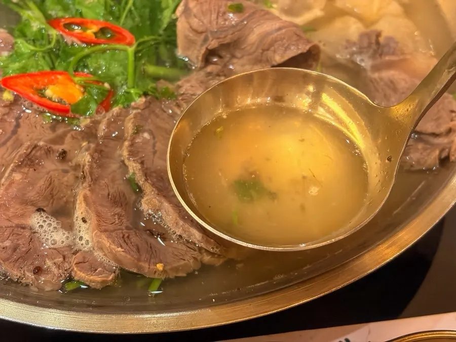 전골에 올린 향긋한 미나리