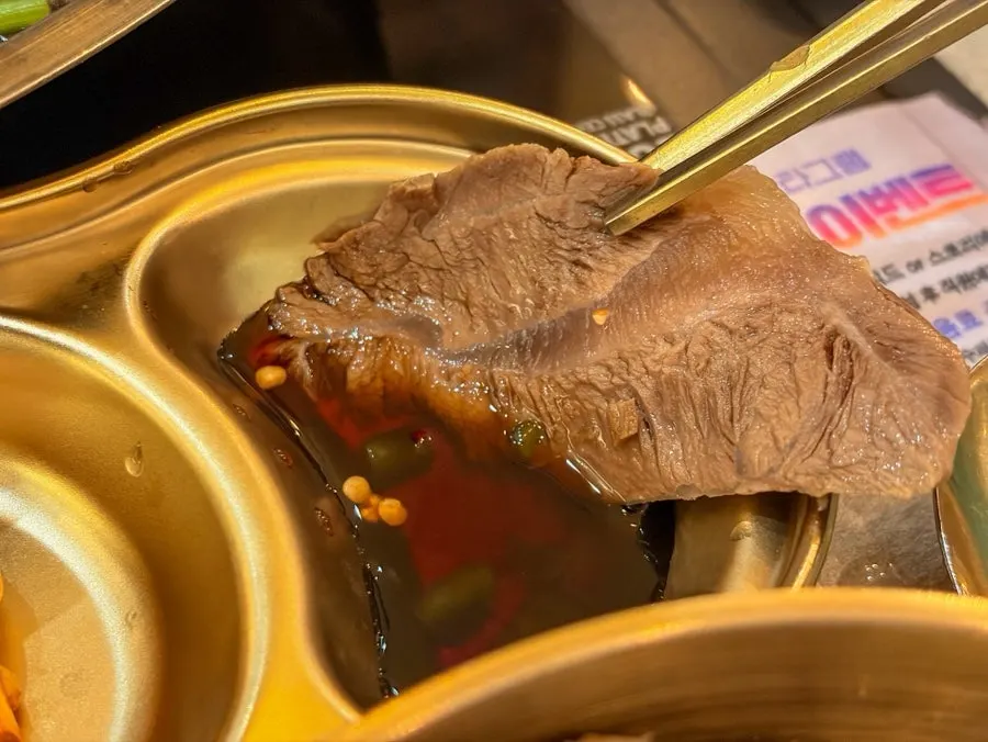 맑아 보이지만 진한 고기 육수