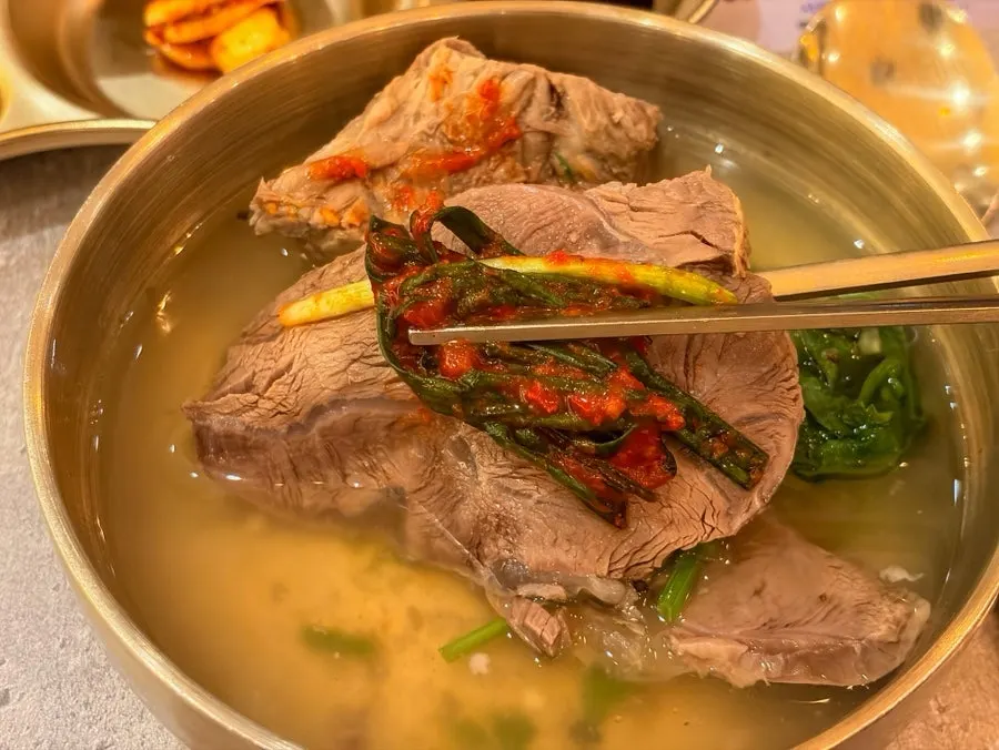 간장과 파김치를 곁들인 수육
