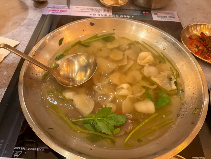 전골에 추가한 수제비 사리