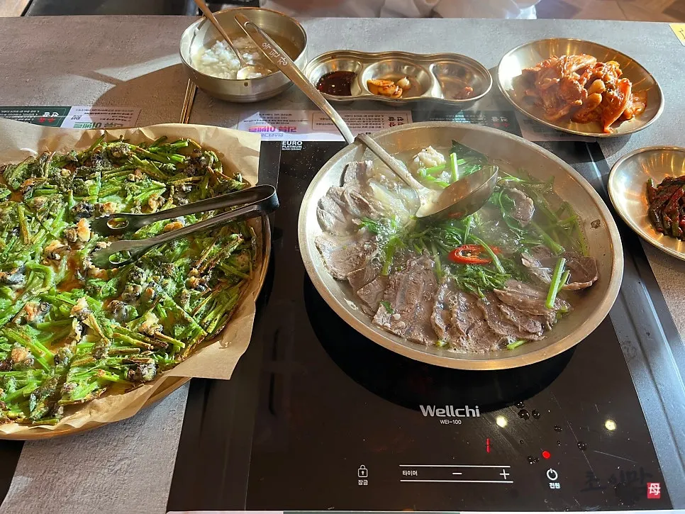 테이블에 놓인 전골 맛있게 먹는 방법 안내