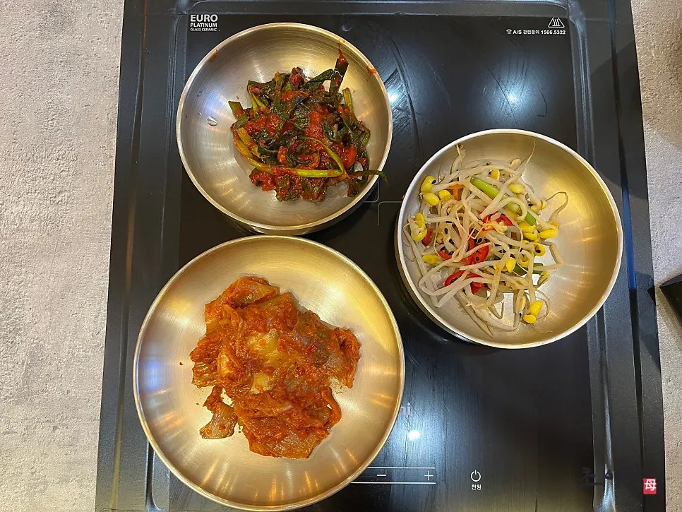 모둠 수육전골 小와 우렁 미나리전, 장수막걸리 한 상
