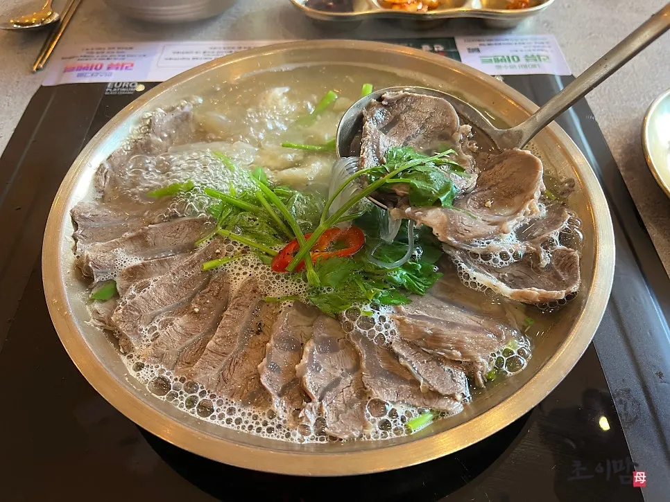 소고기 수육 3종과 미나리가 올라간 모둠 수육전골